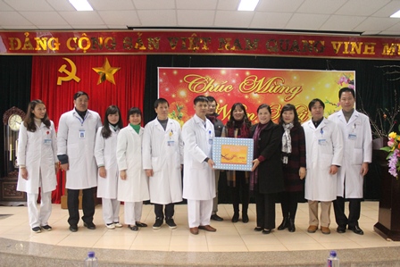 ...tặng quà cho tập thể Bệnh viện đa khoa tỉnh Lai Châu