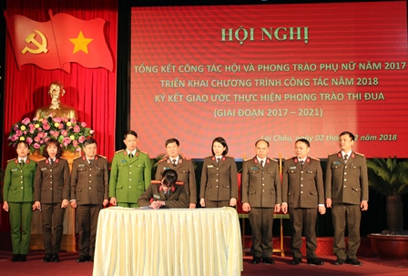 Hội phụ nữ tiến hành ký giao ước thi đua (2018 - 2021)