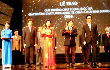 Lãnh đạo Bộ Khoa học và Công nghệ trao giải Bạc cho bà Nguyễn Thị Loan - Giám đốc Công ty Cổ phần chè Lai Châu