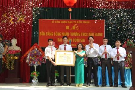 Đ/c Lê Trọng Quảng, Tỉnh ủy viên, Phó Chủ tịch UBND tỉnh trao Bằng công nhận đạt Chuẩn quốc gia cho trường THCS Bản Giang