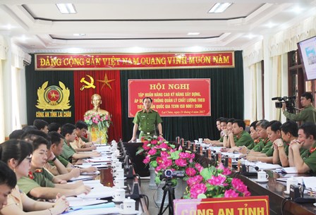 Đại tá Bùi Gia Lượt, Phó Giám đốc Công an tỉnh phát biểu tại Hội nghị tập huấn