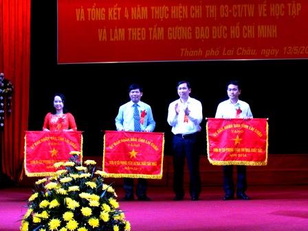   Đồng chí Vương Văn Thắng, TUV, Bí thư Thành ủy trao cờ của UBND tỉnh cho các “Đơn vị có phong trào thi đua xuất sắc năm 2014”