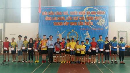 Đồng chí Sùng A Nủ - Phó Bí thư Tỉnh đoàn trao giải tài năng trẻ cho các vận động viên