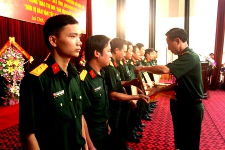 Lãnh đạo Bộ CHQS tỉnh Lai Châu tặng Giấy khen cho các tâp thể có thành tích xuất sắc thực hiện phong trào thi đua “Dân vận khéo” xây dựng “Đơn vị dân vận tốt” giai đoạn 2011-2015