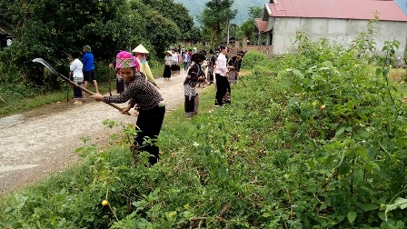 Các hội viên phụ nữ xã Bản Bo phát dọn và khơi thông cống rãnh khu vực ngã ba bản Hưng Phong xuống hết bản Nà Ly