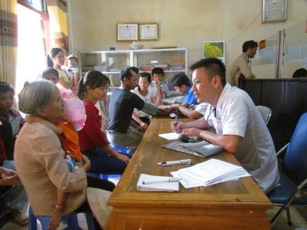 Y bác sĩ Thành đoàn Hà Nội khám bệnh, kê đơn, cấp phát thuốc miễn phí cho người dân xã Ma Ly Pho