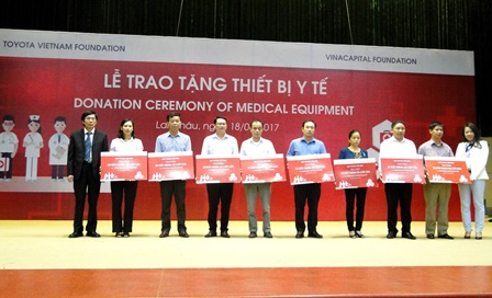 Đại diện Quỹ Toyota Việt Nam và tổ chức VinaCapital Foundation trao thiết bị y tế cho Bệnh viện và 8 trung tâm y tế tỉnh Lai Châu