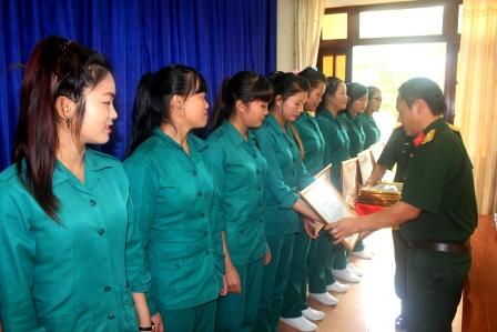 Thượng tá Thào A Pinh, Phó Chính ủy Bộ CHQS tỉnh trao Bằng khen của UBND tỉnh cho các cá nhân có thành tích xuất sắc trong thực hiện nhiệm vụ A70