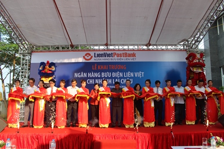 Các đại biểu cắt băng khai trương LienVietPostBank Chi nhánh Lai Châu
