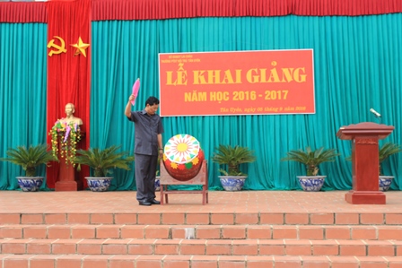 Đồng chí Chu Lê Chinh - UVBTV, Trưởng ban Dân vận Tỉnh ủy đánh trống khai giảng năm học mới
