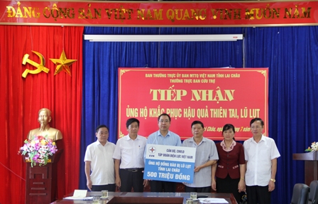 Đại diện Công đoàn Điện lực Việt Nam và Tổng công ty Điện lực Miền Bắc trao quà hỗ trợ cho tỉnh Lai Châu