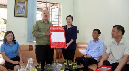 Đồng chí Giàng Páo Mỷ thăm, tặng quà cho thương binh Vũ Trọng Vĩnh, tổ 12, phường Tân Phong