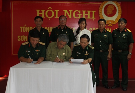 Đại diện lãnh đạo Hội CCB tỉnh Lai Châu - Sơn La - Điện Biên ký kết giao ước thi đua năm 2017