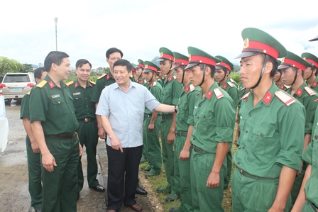 Đồng chí Nguyễn Khắc Chử, Bí thư Tỉnh ủy, Bí thư Đảng ủy Quân sự tỉnh thăm hỏi, động viên cán bộ, chiến sĩ Tiểu đoàn Bộ binh 1 (Bộ CHQS tỉnh)