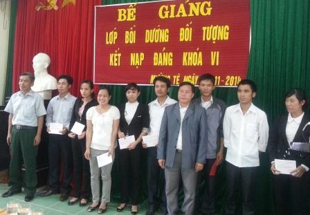 Lãnh đạo Trung tâm Bồi dưỡng chính trị huyện trao Giấy chứng nhận cho các học viên