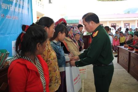 Lãnh đạo Bệnh viện 109 - Quân khu 2 tặng quà cho các gia đình có hoàn cảnh đặc biệt khó khăn của xã Trung Chải, huyện Nậm Nhùn