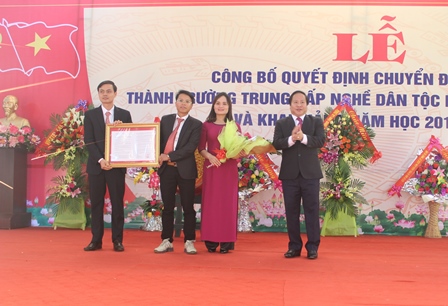 Đồng chí Tống Thanh Hải - UVBTV Tỉnh ủy, Phó Chủ tịch UBND tỉnh trao Quyết định đổi tên Trường