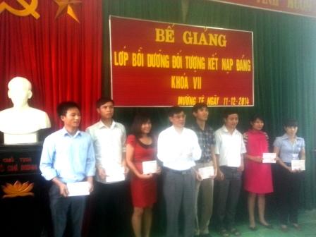 Đ/c Trịnh Tuấn Anh - UVBTV - Trường ban tuyên giáo Huyện ủy trao giấy chứng nhận cho các học viên