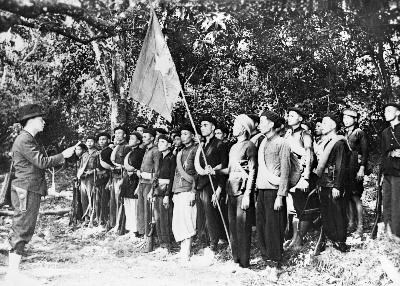 Đồng chí Võ Nguyên Giáp đọc 10 lời thề danh dự của Đội Việt Nam Tuyên truyền Giải phóng quân - tiền thân của Quân đội Nhân dân Việt Nam - tại lễ thành lập đội trong khu rừng Trần Hưng Đạo, Cao Bằng ngày 22/12/1944