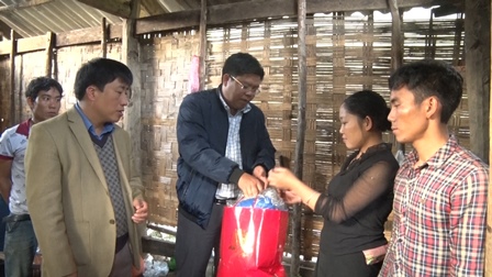 Các đồng chí lãnh đạo của huyện tiền hỗ trợ ban đầu  và 1 số nhu yếu phẩm cho gia đình anh Mè Văn Ngắm