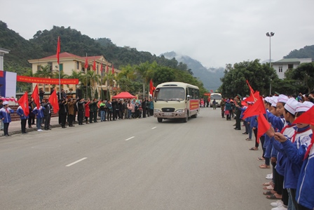 Cấp ủy, chính quyền và đồng bào các danan tộc huyện Phong Thổ tiễn đưa thanh niên lên đường nhập ngũ