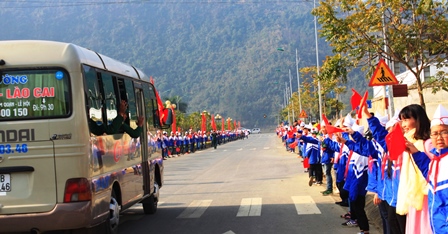 Các em học sinh tiễn các tân binh lên đường nhận nhiệm vụ