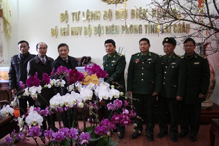 Đồng chí Nguyễn Khắc Chử - Bí thư Tỉnh ủy tặng quà cán bộ, chiến sỹ  Bộ Chỉ huy Bộ đội biên phòng tỉnh
