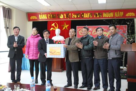 Đồng chí Trần Đức Vương - Ủy viên Ban Thường Vụ, Trưởng Ban Tuyên giáo Tỉnh ủy tặng quà cho tập thể cán bộ, lãnh đạo Báo Lai Châu  