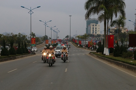 Các lực lượng xuống đường diễu hành tuyên truyền về ATGT