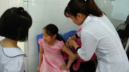 Y tá trung tâm Y Tế dự phòng tỉnh Lai Châu thực hiện tiêm vắc xin phòng bệnh viêm não mô cầu