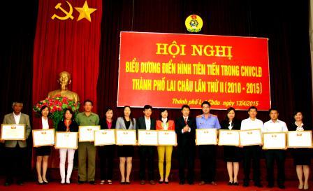 Chủ tịch Liên đoàn Lao động thành phố Lai Châu trao Giấy khen cho  các tập thể có thành tích xuất sắc trong phong trào Công nhân viên chức  và hoạt động Công đoàn 5 năm (2010-2015)