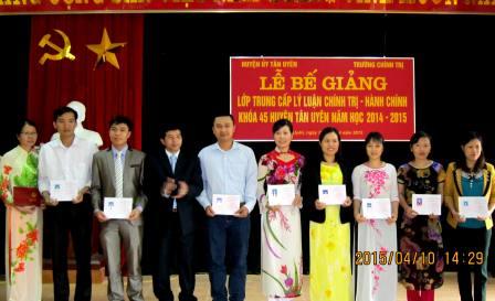 Đồng chí Vũ Văn An, Phó Hiệu trưởng Trường Chính trị tỉnh trao bằng tốt nghiệp cho các học viên