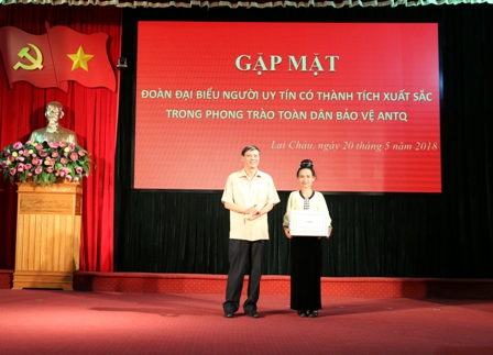   Đồng chí Vũ Văn Hoàn - Phó Bí thư Tỉnh ủy, Chủ tịch HĐND tỉnh  tặng quà cho đại diện đoàn đại biểu