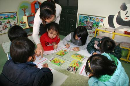 Cô và trò trong tiết tập tô ở lớp mẫu giáo lớn trường Mầm non xã Phúc Khoa, huyện Tân Uyên