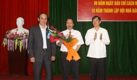 Đồng chí Đỗ Ngọc An, Phó Bí thư Tỉnh ủy tặng hoa chúc mừng Hội Nhà báo tỉnh nhân dịp kỷ niệm
