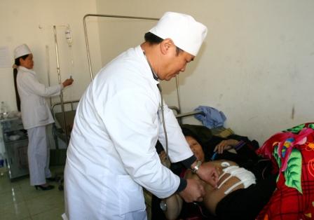 Các bác sĩ bệnh viên huyện Sìn Hồ khám chữa bệnh cho người dân. Do môi trường làm việc và cuộc sống khó khăn nên Sìn Hồ là một trong những huyện có nhiều bác sĩ bỏ việc, chuyển vùng
