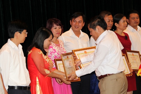 Đồng chí Tống Thanh Hải - Ủy viên BTV Tỉnh ủy, Phó Chủ tịch UBND tỉnh trao Bằng khen của UBND tỉnh cho các cá nhân