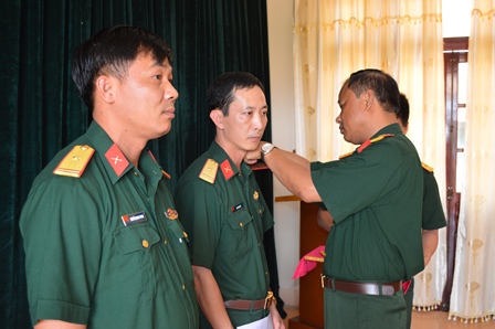 Chủ nhiệm Chính trị - Bộ CHQS tỉnh trao quyết định và gắn quân hàm  cho các đồng chí được thăng quân hàm