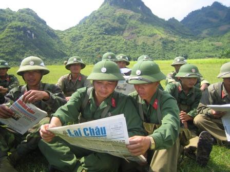 Trung đoàn 880 Bộ CHQS tỉnh thực hiện tốt việc thông báo thời sự và đọc báo, nghe tin cho cán bộ, chiến sỹ