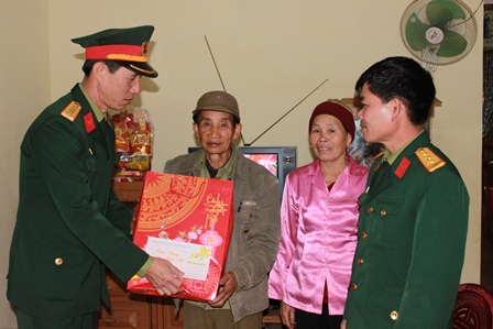 Lãnh đạo Bộ CHQS tỉnh thăm hỏi, tặng quà gia đình chính sách trên địa bàn Thành phố Lai Châu