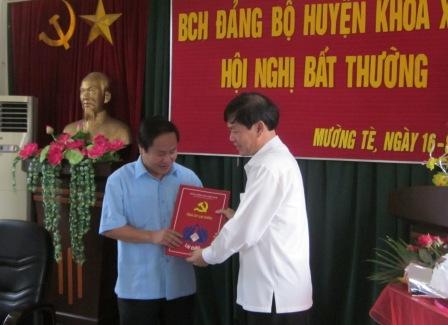   Đồng chí Đỗ Ngọc An - Phó Bí thư Thường trực Tỉnh ủy trao Quyết định và tặng hoa cho đồng chí Tống Thanh Hải