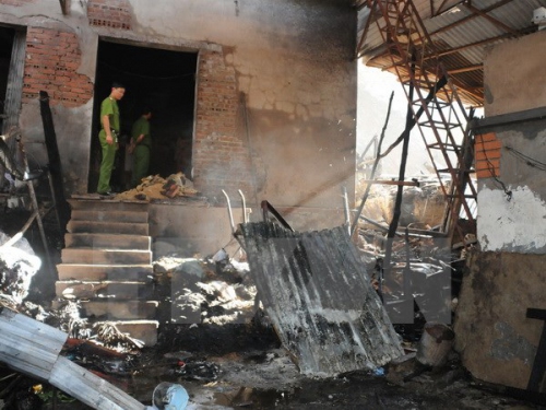 Thiệt hại sau vụ cháy dãy nhà xưởng sản xuất chăn bông ngày 16/6 thại thành phố Lai Châu (ảnh: Công Hải - TTXVN)