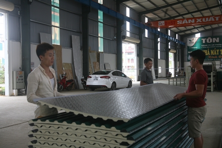 Công ty TNHH Phát triển Công nghiệp và Thương mại Thủy Nam là một trong những doanh nghiệp làm ăn có lãi nhờ sản xuất tôn lạnh