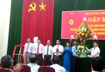 Đồng chí Nguyễn Khắc Chử, Bí thư Tỉnh ủy tặng lãng hoa chúc mừng các đồng chí lãnh đạo Ban Tổ chức Tỉnh ủy