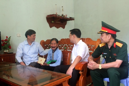 Đồng chí Đỗ Ngọc An, Phó Bí thư Tỉnh ủy, Chủ tịch UBND tỉnh thăm hỏi tặng quà các gia đình chính sách tại huyện Phong Thổ