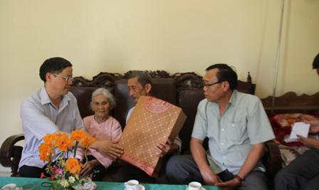 Đồng chí Vũ Văn Hoàn - Phó Bí thư, Chủ tịch HĐND tỉnh thăm tặng quà ông Nguyễn Văn Chân (Bố liệt sỹ) ở tổ dân phố số 5 thị trấn Tân Uyên