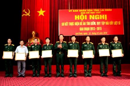 Đại tá Lê Huy Lượng - Phó Bí thư Thường trực Đảng ủy, Chính ủy Bộ CHQS tỉnh trao tặng Bằng khen của UBND tỉnh cho các tập thể