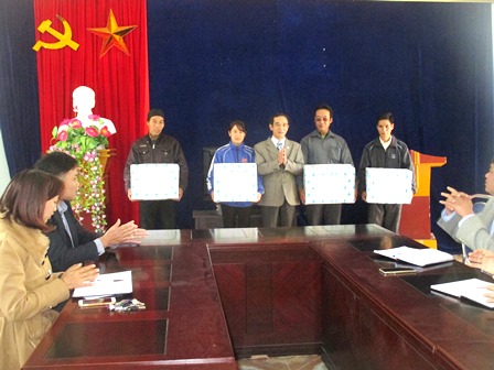 Đồng chí Vũ Thế Khiên - Phó Chủ tịch Ủy ban Mặt trận Tổ quốc tỉnh trao quà cho người có uy tín xã Hồ Thầu