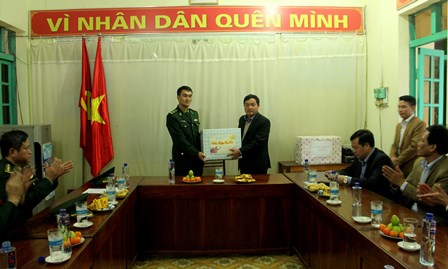 Đồng chí Giàng A Tính - Ủy viên Ban thường vụ Tỉnh ủy, Phó Chủ tịch UBND tỉnh thăm và chúc tết Tiểu đoàn huấn luyện cơ động (xã Pa Tần, huyện Sìn Hồ)