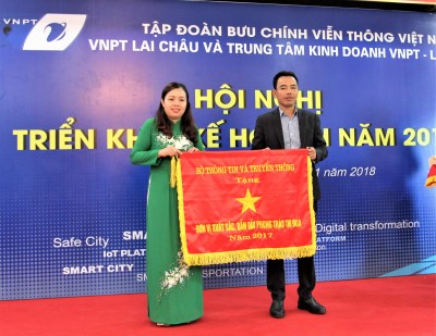 Lãnh đạo Sở TT-TT trao Cờ xuất sắc của Bộ TT-TT đơn vị dẫn đầu phong trào thi đua năm 2017 cho VNPT Lai Châu